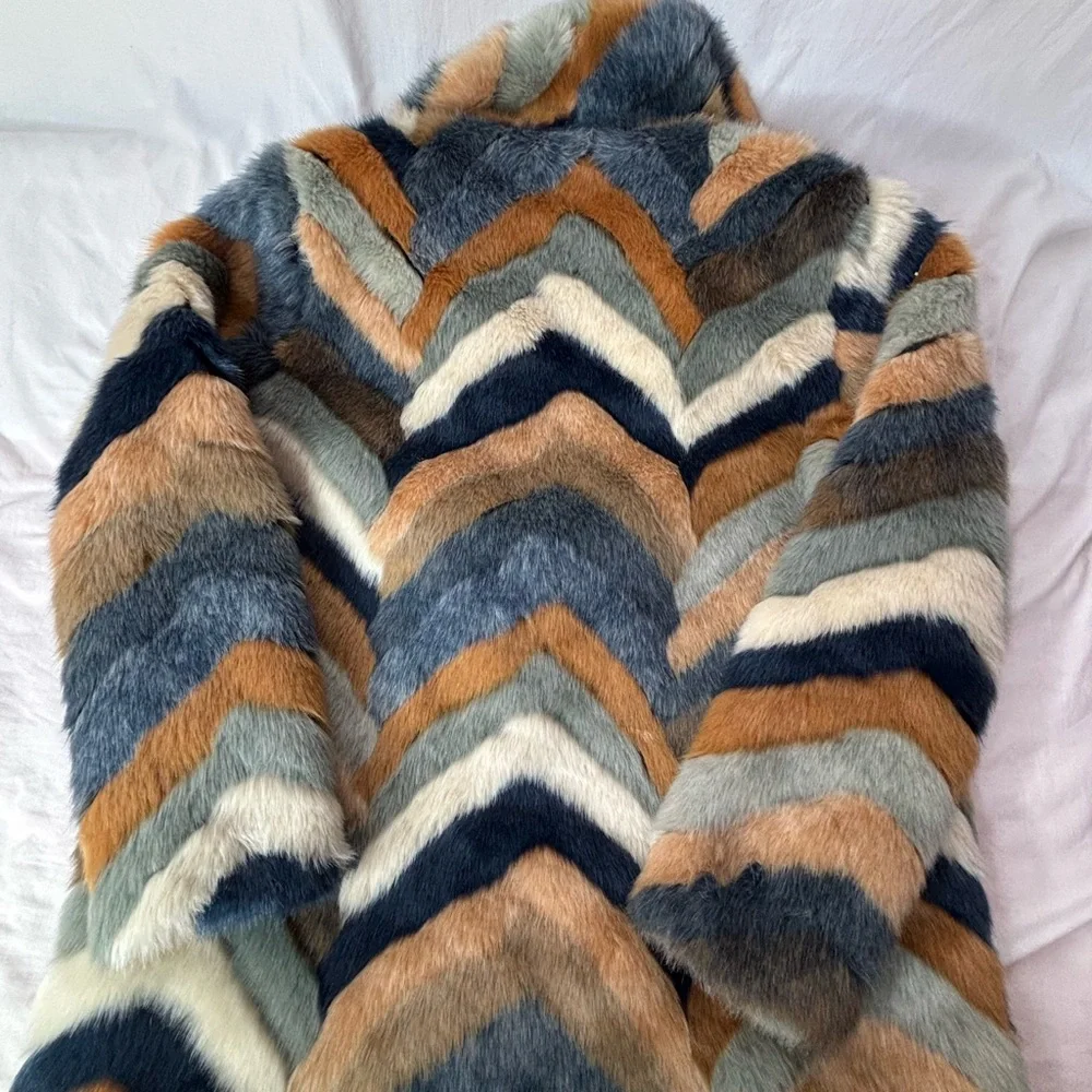 Forever 21 faux fur chevron striped coat sizeL collared one hookeye top closure - Picture 4 of 11